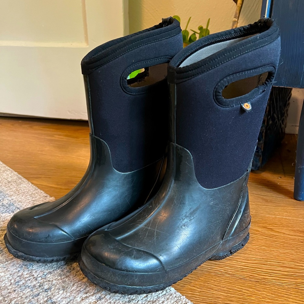 Bogs size 2 kids